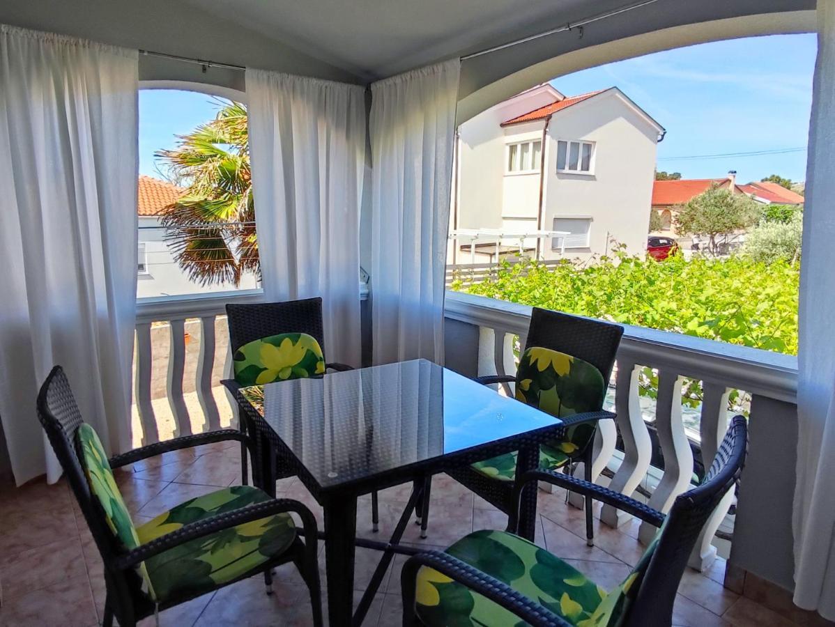 Kastelina Apartment Vir
